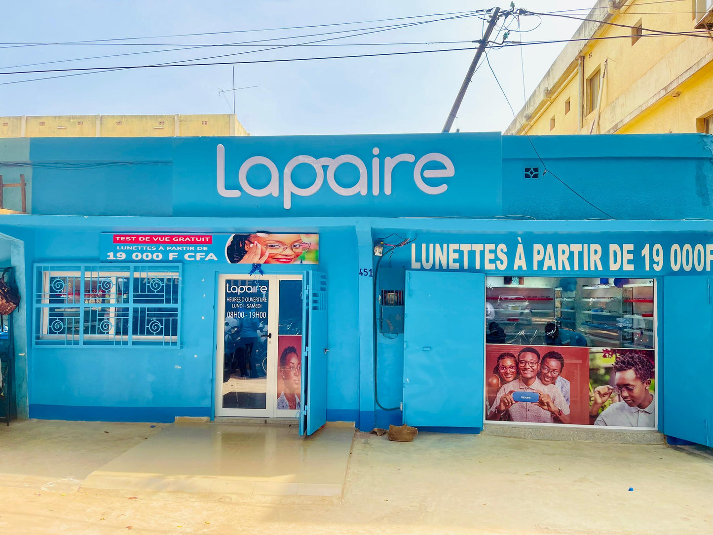 Agence Lapaire Bobo centre Burkina Faso avec une belle devanture bleue