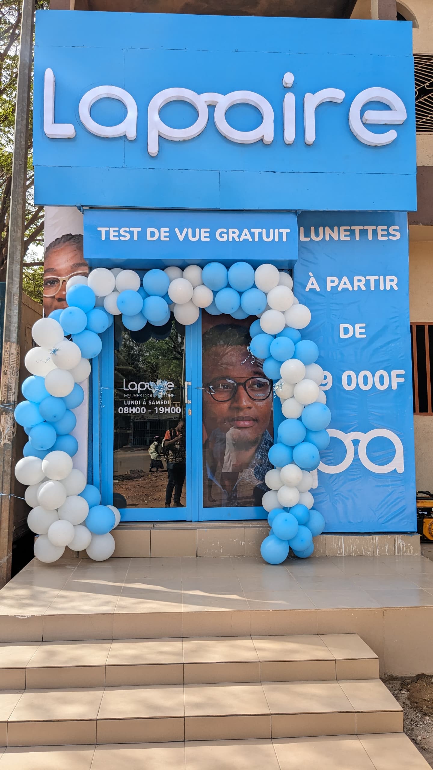 Agence Lapaire Bobo Stade Burkina Faso avec un grand signe Lapaire