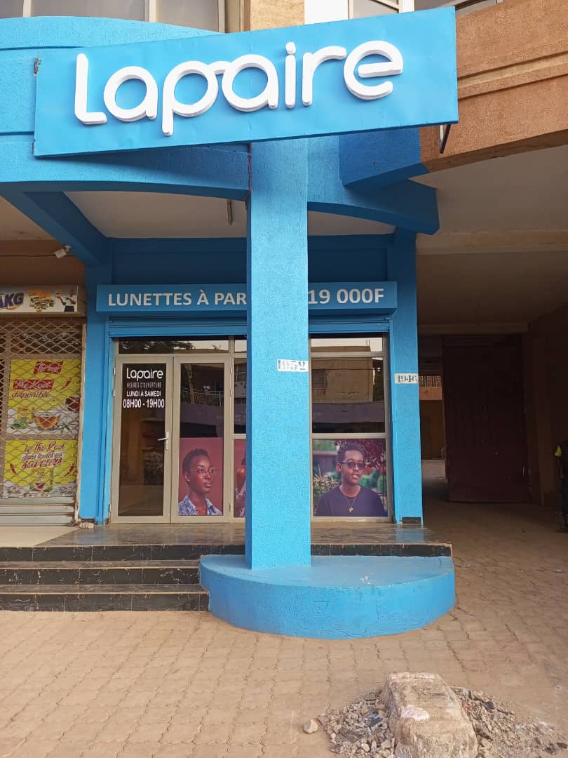 Boutique Lapaire Sankaryaare avec vitrine contemporaine et signalétique professionnelle